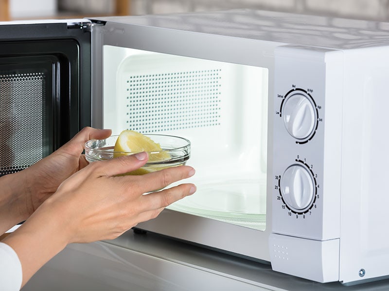Deodorize Microwave With Lemon