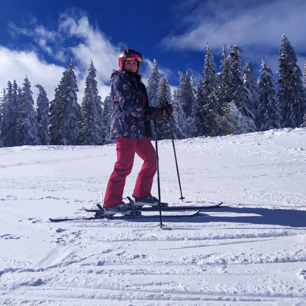 Mia Dimitrova is skiing