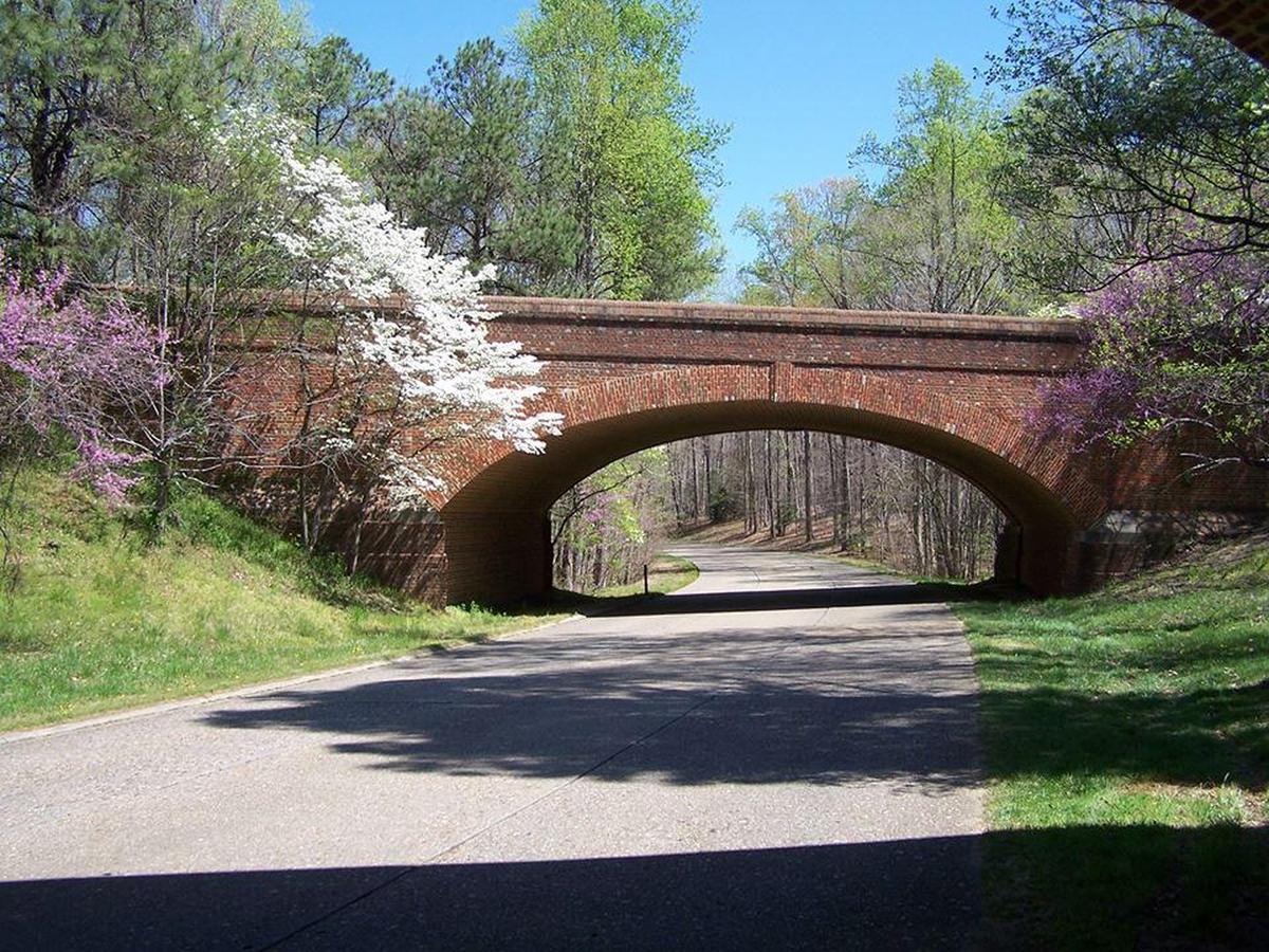 Colonial Parkway